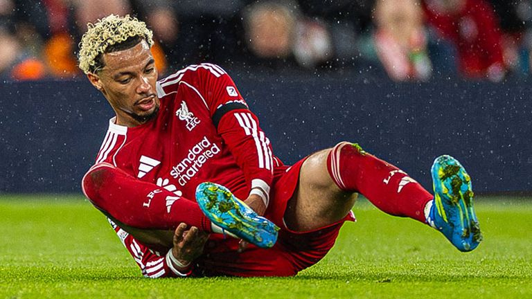 Liverpool-Stürmer Hugo Ekitike fasst sich an seine rechte Achillessehne.