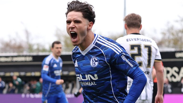 Schalkes Soufiane El-Faouzi trifft in Elversberg per Fallrückzieher. 