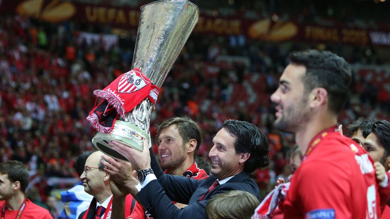 Unai Emery präsentiert 2015 nach dem Europa-League-Sieg in Warschau stolz die Trophäe des FC Sevilla.