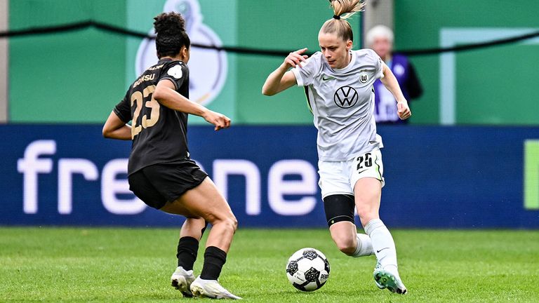 Wolfsburgs Vivien Endemann (r.) setzt sich gegen Josephine Bonsu von Jena durch.