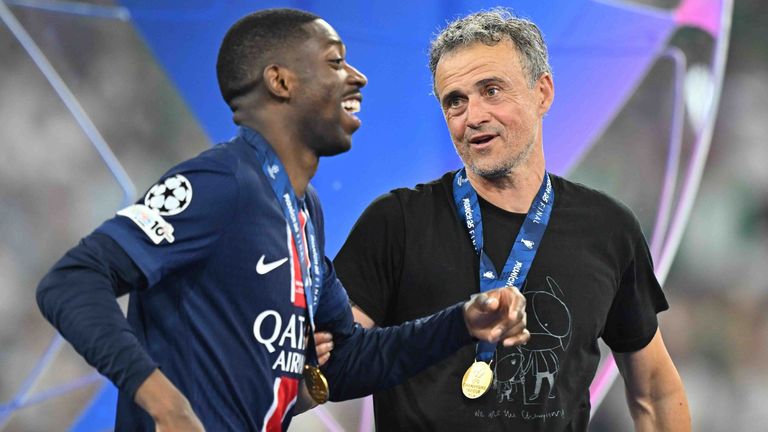 Luis Enrique (r.) soll bei PSG mehr verdienen als Ousmane Dembele.