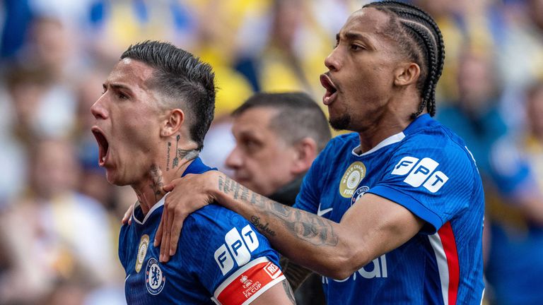 Enzo Fernandez (l.) schießt Chelsea ins FA-Cup-Finale gegen Manchester City.
