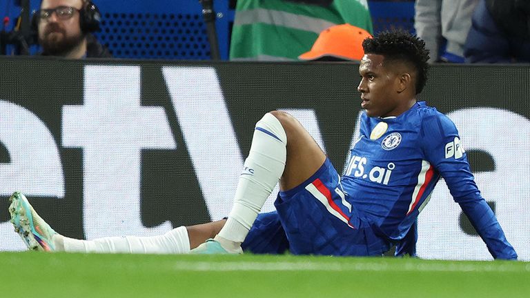 Chelsea-Juwel Estevao sitzt verletzt auf dem Rasen.