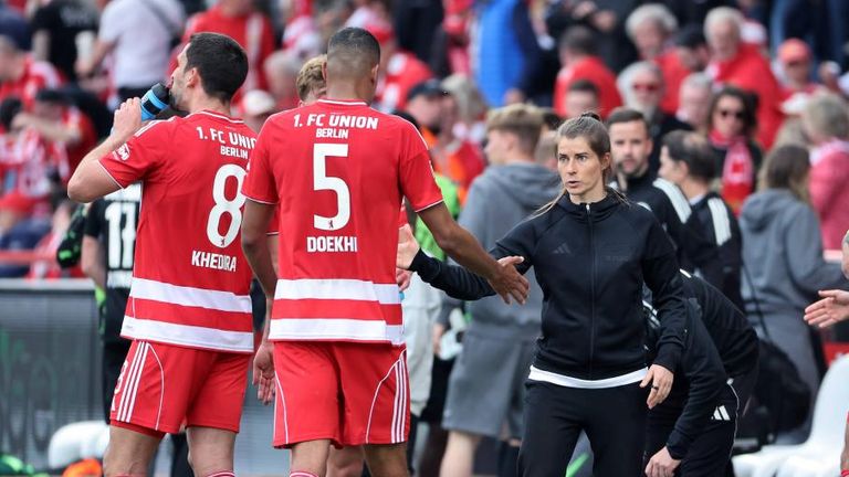 Marie-Louise Eta absolvierte ihr Debüt als erste weibliche Bundesliga-Trainerin gegen VfL Wolfsburg.