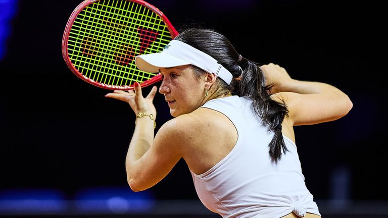 Eva Lys schlägt nach ihrer Knieverletzung beim Heimturnier in Stuttgart auf.