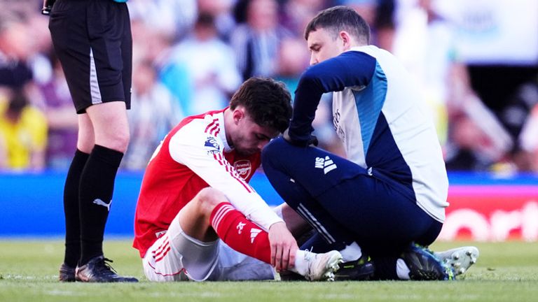 Arsenal-Star Kai Havertz (l.) verletzt sich gegen Newcastle.