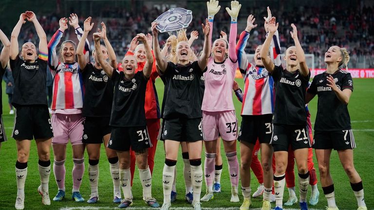Die Frauen des FC Bayern feiern nach dem 3:2-Sieg bei Union Berlin die deutsche Meisterschaft.