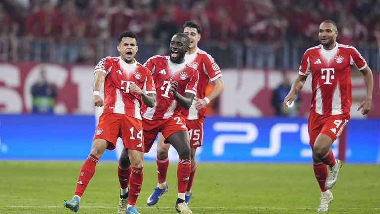 Die Bayern bejubeln den wichtigen Treffer von Luis Diaz zum 3:3 und setzten sich gegen Real Im Halbfinale treffen die Münchner auf Paris SG.