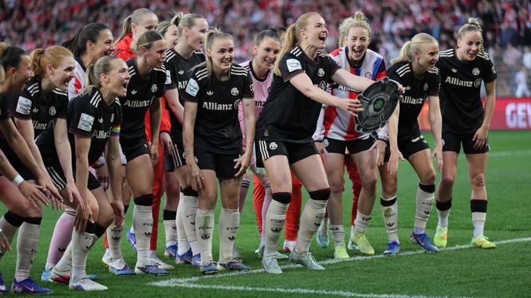 Die Bayern-Frauen feiern ihre deutsche Meisterschaft in der Alten Försterei.