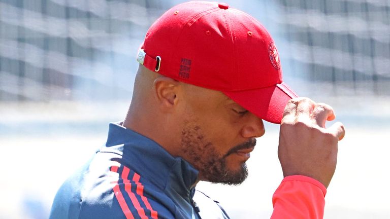 Vincent Kompany muss das Spiel in Paris von einer Loge aus beobachten. 