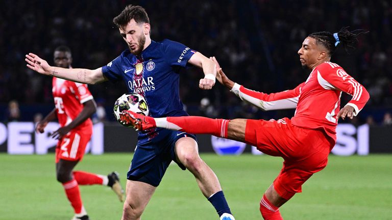 PSG-Star Khvicha Kvaratskhelia (l.) gegen Bayerns Michael Olise im Zweikampf.