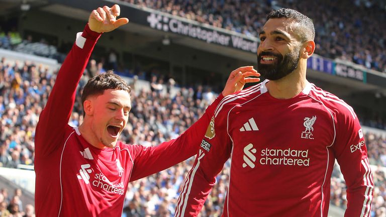 Mohamed Salah (r.) trifft in seinem letzten Merseyside-Derby für den FC Liverpool.