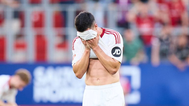 Die Enttäuschung sitzt tief: Andres Castrín, Innenverteidiger vom FC Sevilla, nach der späten 1:2-Pleite bei CA Osasuna.