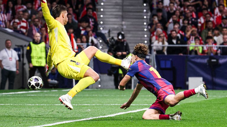 Barca-Angreifer Fermin Lopez wird von Atletico-Keeper Juan Musso mit den Stollen im Gesicht getroffen.