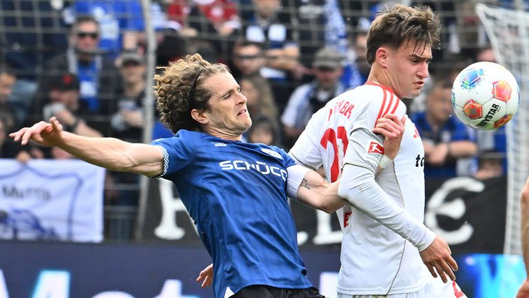 Arminia-Kapitän Mael Corboz (l.) im Duell mit Nürnberg-Mittelfeldmann Javier Fernandez.