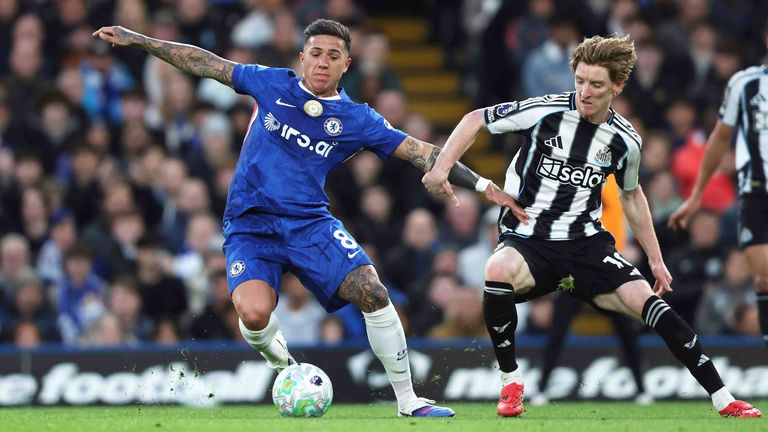 Enzo Fernandez (l.) wird für zwei Spiele aus dem Kader des FC Chelsea gestrichen.