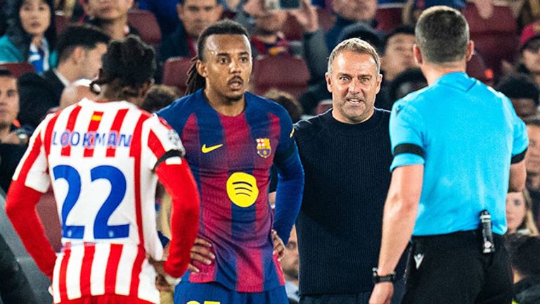 Hansi Flick (2. von r.) und der FC Barcelona sind unzufrieden mit der Schiedsrichterleistung im Champions-League-Spiel gegen Atletico.