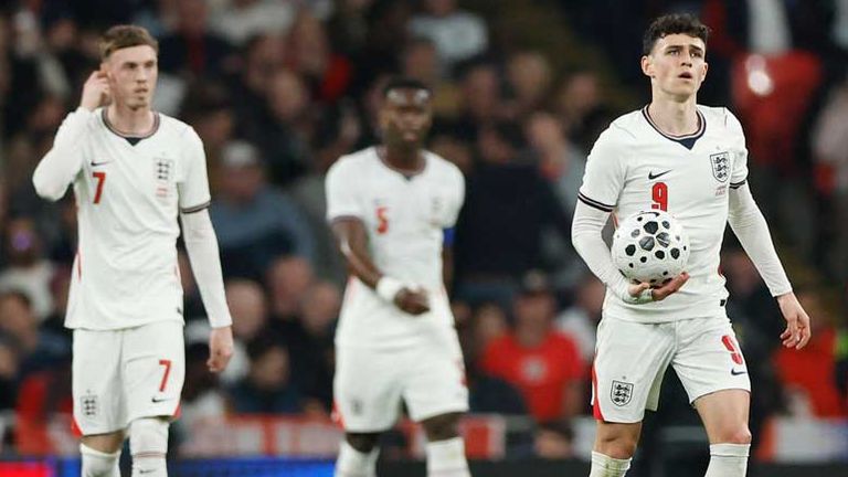 Phil Foden (r.) wurde 2024 mit England Vize-Europameister.