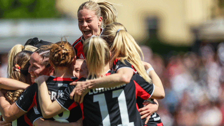 Die Frankfurterinnen bejubeln das 2:0 durch Ereleta Memeti im Spiel gegen den VfL Wolfsburg.