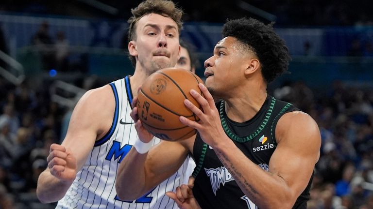 Franz Wagner (l.) und die Orlando Magic feiern gegen die Minnesota Timberwolves den vierten Sieg in Folge.
