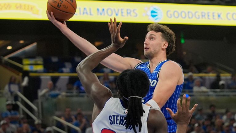 Franz Wagner (r.) droht für das fünfte Spiel gegen Detroit auszufallen.