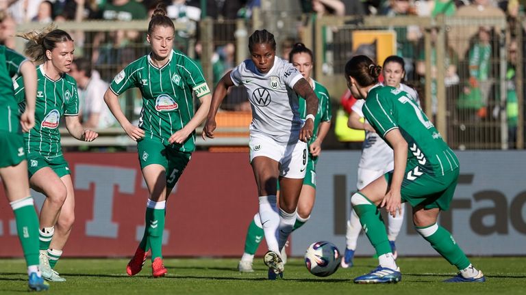 Kein Durchkommen für Lineth Beerensteyn (Mitte) und die Wolfsburgerinnen - Bremen erkämpft sich ein torloses Remis. 