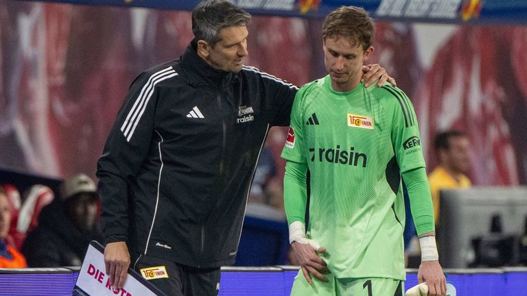 Frederik Rönnow (r./1. FC Union Berlin) fehlt den Hauptstädtern aufgrund einer Adduktorenverletzung, die er sich gegen RB Leipzig zugezogen 