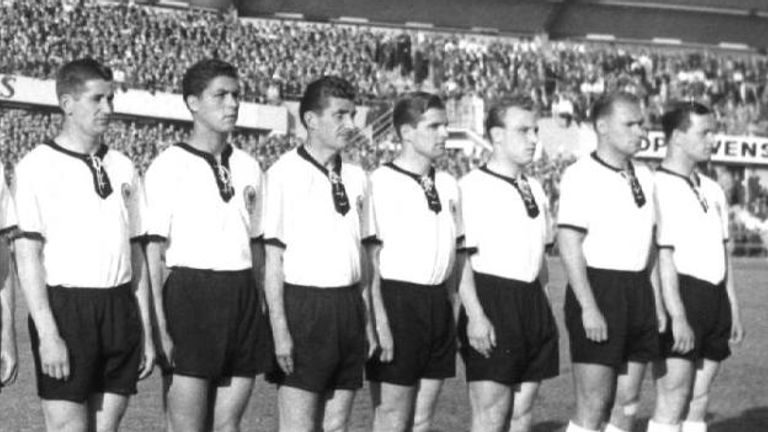 Fritz Walter (Dritter v.l.) ist der älteste deutsche WM-Teilnehmer. Sein letztes Spiel absolvierte er 1958 mit 37 Jahren und 7 Monaten.