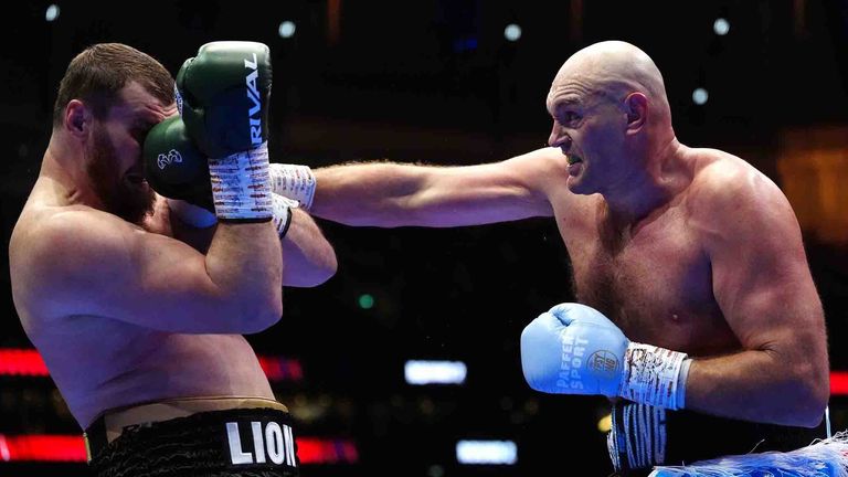 Tyson Fury (r.) besiegt Arslanbek Machmudow.