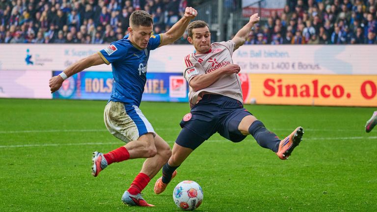 Kiels Adrian Kapralik gegen Düsseldorfs Tim Oberdorf