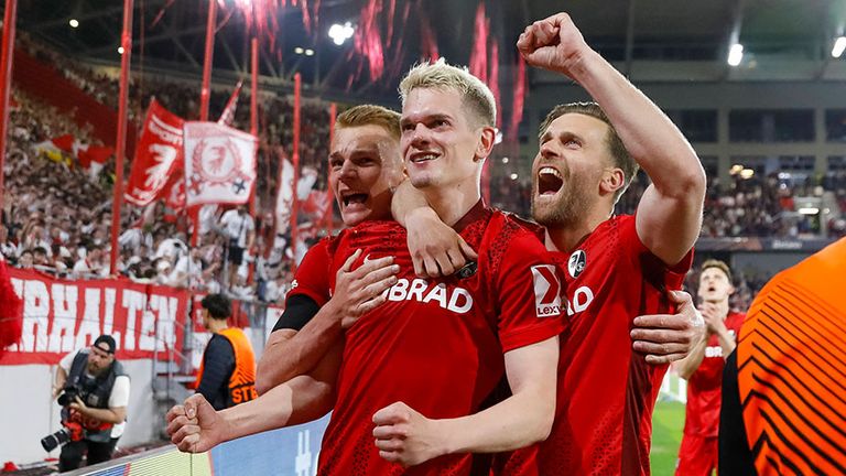 Matthias Ginter (M) bejubelt mit den Teamkollegen sein Tor zum 3:0-Endstand.