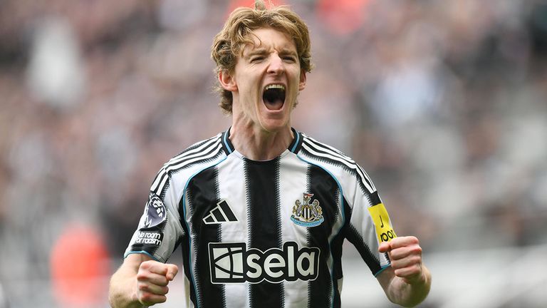 Anthony Gordon bejubelt ein Tor für Newcastle United.