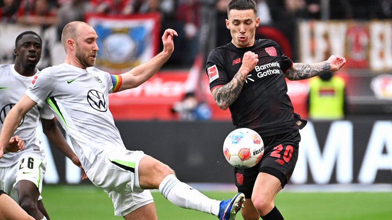 Torschützen im Duell: Wolfsburgs Christian Eriksen (l.) traf per Elfer - Alejandro Grimaldo war sogar per Doppelpack erfolgreich.