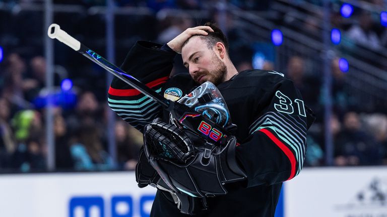 Philipp Grubauer musste gegen die Jets verletzt vom Eis. 