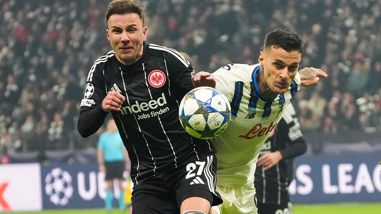 Mario Götze (l.) verlängert seinen Vertrag bei Eintracht Frankfurt. 