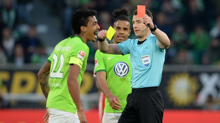 Luiz Gustavo hat die MEISTEN PLATZVERWEISE gesehen (drei).