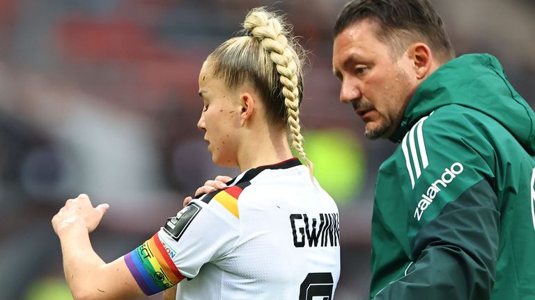 Kapitänin Giulia Gwinn bei ihrer verletztungs-bedingten Auswechslung.