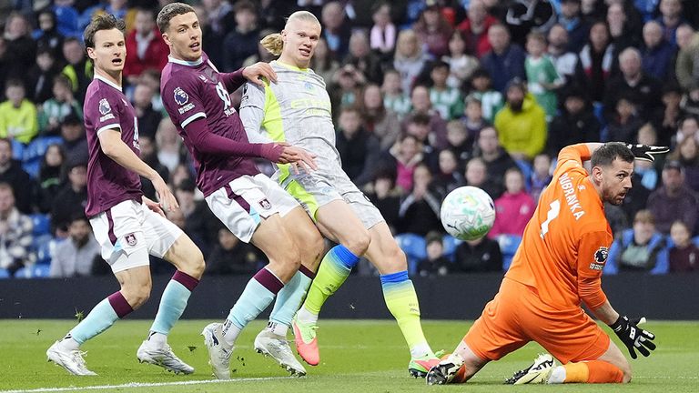 Erling Haaland (2. von r.) erzielt das entscheidende Tor für Manchester City.
