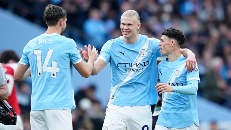 Erling Haaland (m.) befeuert Citys Meister-Träume. Heute treffen die Skyblues auf Burnley. 