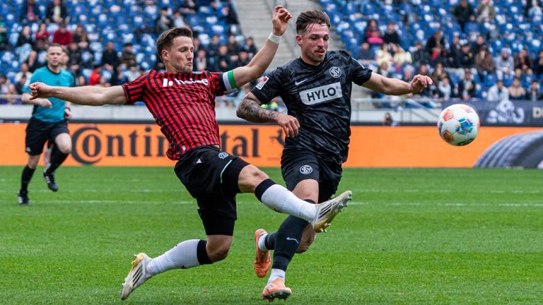 Enzo Leopold (links) im Zweikampf mit Luca Schnellbacher (rechts).