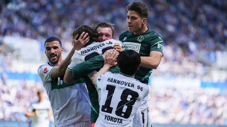 Die 96-Spieler bejubeln den späten Treffer von Kolja Oudenne. 