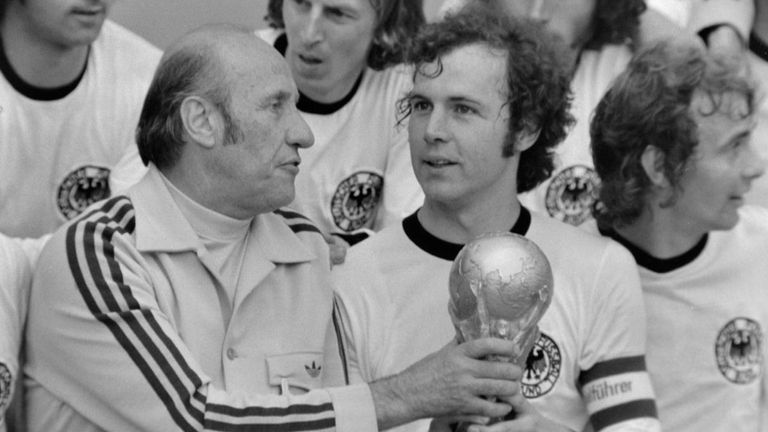 Helmut Schön (l.) ist der deutsche Trainer mit den meisten WM-Spielen. 25 mal betreute er die Nationalmannschaft an der Seitenlinie.