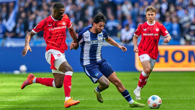 Düsseldorfs Gyamfi im Zweikampf mit Herthas Sassa