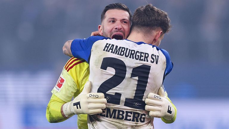 HSV-Profi Nicolai Remberg (r.) umarmt seinen Torwart Daniel Heuer Fernandes.