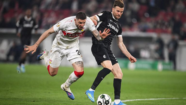 Der Körpereinsatz von Lucas Höler (r.) gegen Stuttgarts Jeff Chabot wurde abgepfiffen.