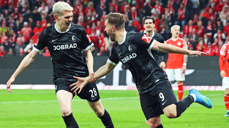 Lucas Höler (SC Freiburg, rechts) bejubelt seinen Treffer gegen Mainz 05.