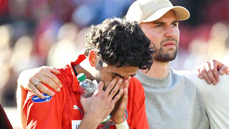 Tränen bei Eren Dinkci nach dem Spiel des 1. FC Heidenheim gegen St. Pauli.