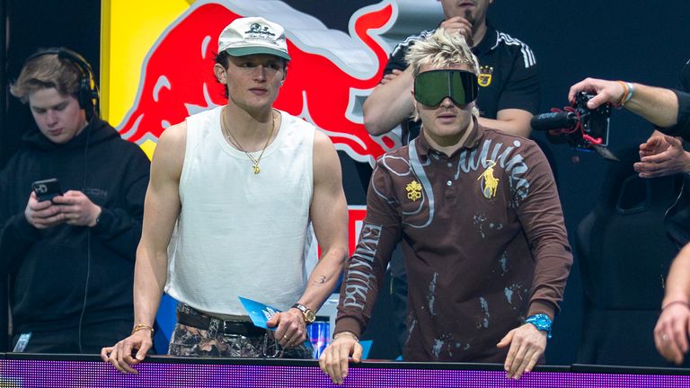 Die Berlin Underdogs um ihre Team Heads Fabian Reese (l.) und Rapper Ski Aggu (r.) finden noch nicht zur Stärke aus Season 3 zurück.