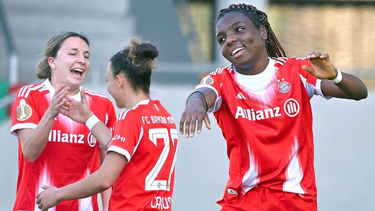 Edna Imade (r.) bejubelt ihr Tor für den FC Bayern München - ihre Teamkolleginnen freuen sich mit ihr.