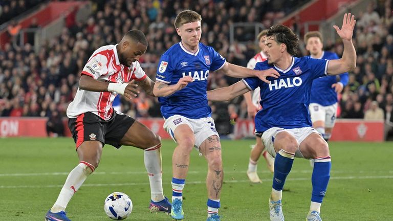 Nach dem 2:2 zwischen Ipswich und Southampton bleibt das Aufstiegsrennen spannend.